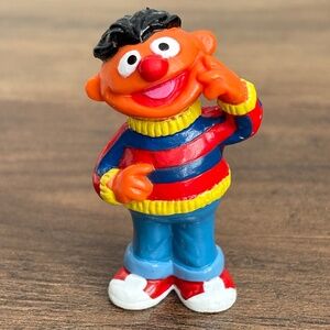 VINTAGE Sesame Street ERNIE Smiling Touching Face Applause PVC Toy Figure Topper